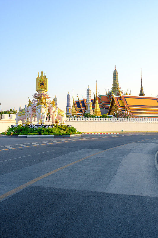 玉佛寺(Wat Phra Kaew)，英文俗称玉佛寺(Temple of the Emerald Buddha)，官方名称为Wat Phra Si Rattana Satsadaram，被认为是泰国最神圣的佛教寺庙